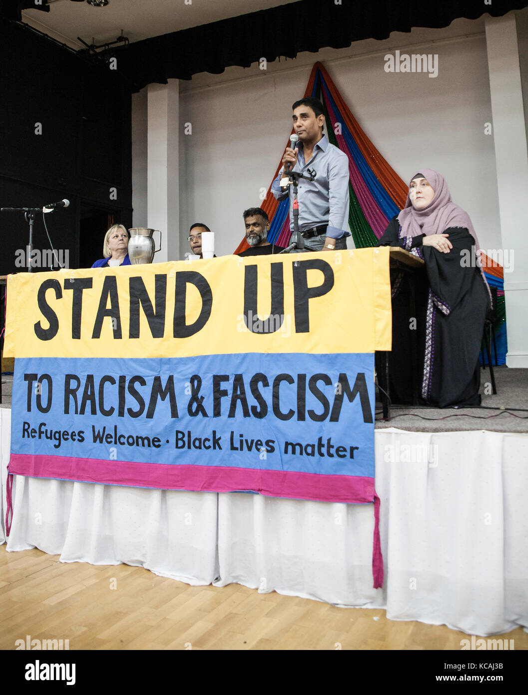 Cardiff, Regno Unito. 3° ott 2017. ex guantanamo bay detenuto moazzam begg indirizzi stand fino alla lotta contro il razzismo e il fascismo evento in Cardiff. Credito: taz rahman/alamy live news Foto Stock