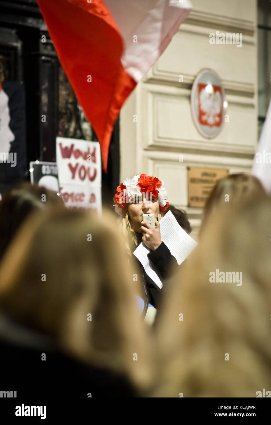 Londra, Regno Unito. 03 ottobre 2017. Solidarietà con le donne in Polonia nella protesta contro l'Ambasciata della Repubblica di Polonia a Londra. Credit: Marcin libera/Alamy Live News Foto Stock