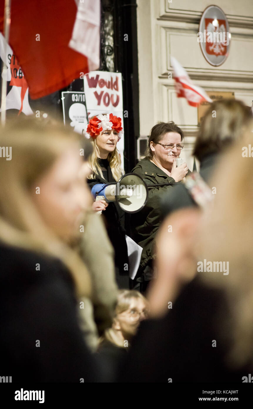 Londra, Regno Unito. 03 ottobre 2017. Solidarietà con le donne in Polonia nella protesta contro l'Ambasciata della Repubblica di Polonia a Londra. Credit: Marcin libera/Alamy Live News Foto Stock
