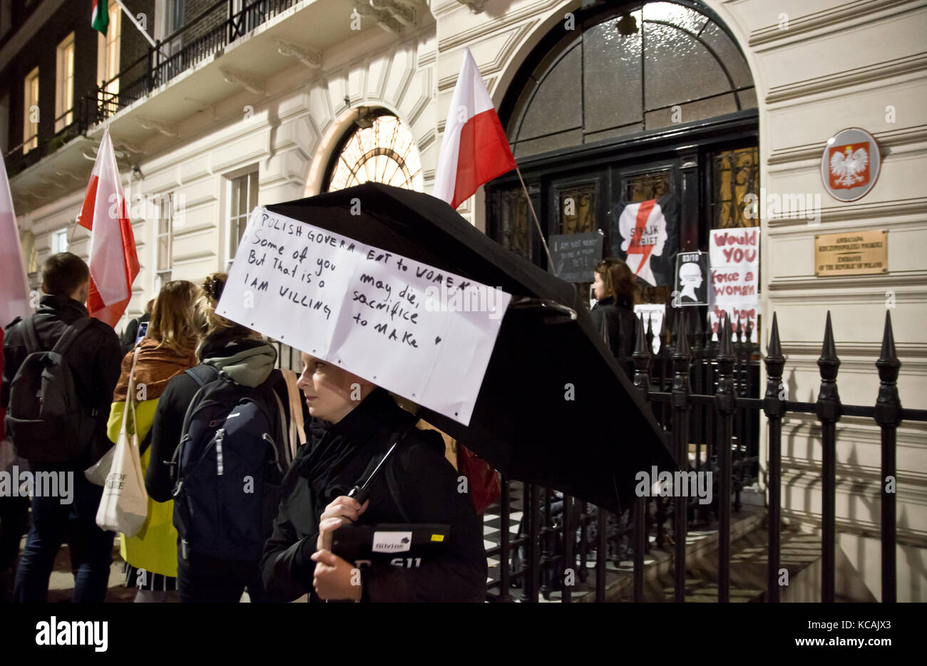 Londra, Regno Unito. 03 ottobre 2017. Solidarietà con le donne in Polonia nella protesta contro l'Ambasciata della Repubblica di Polonia a Londra. Credit: Marcin libera/Alamy Live News Foto Stock