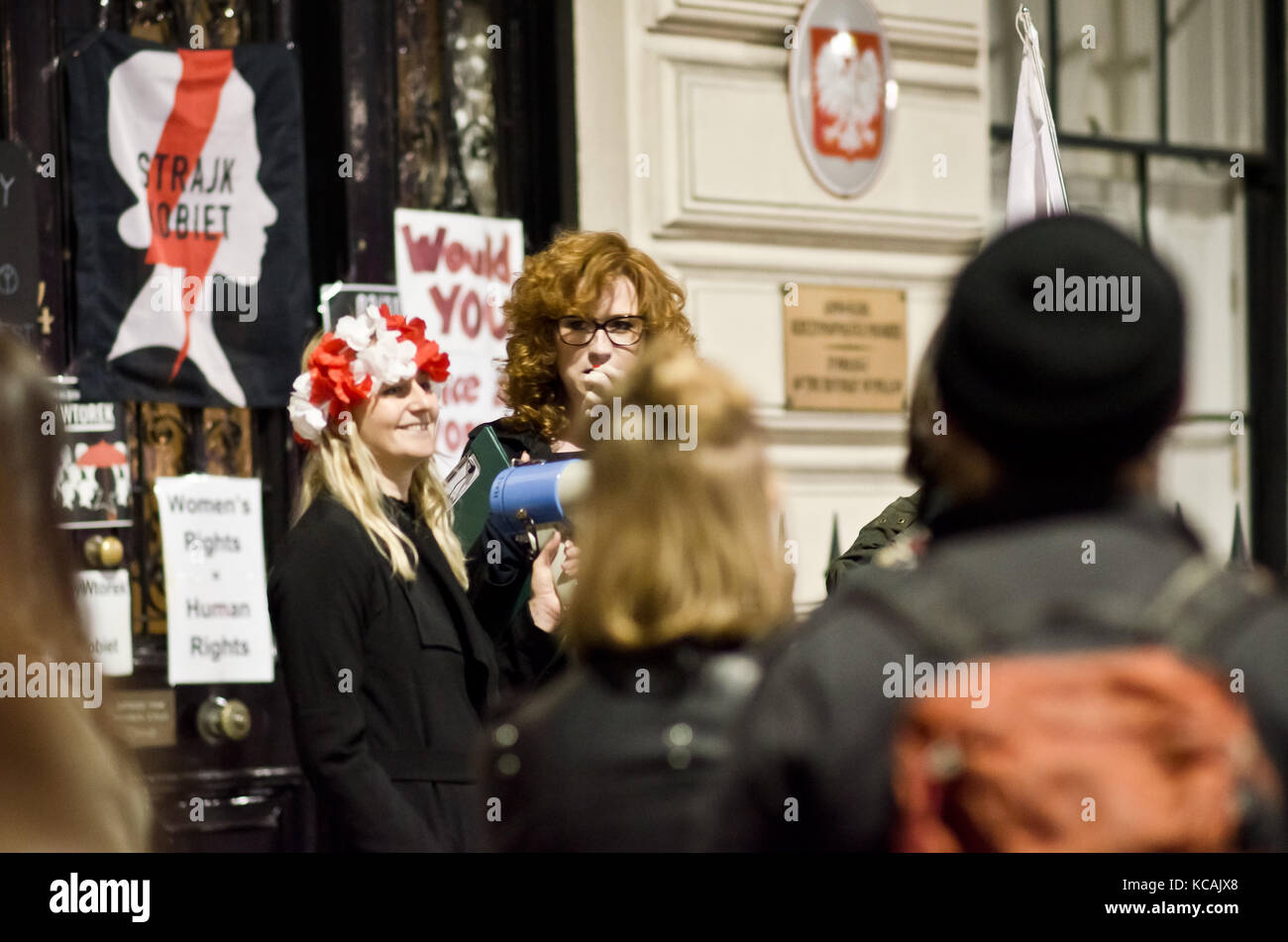 Londra, Regno Unito. 03 ottobre 2017. Solidarietà con le donne in Polonia nella protesta contro l'Ambasciata della Repubblica di Polonia a Londra. Credit: Marcin libera/Alamy Live News Foto Stock