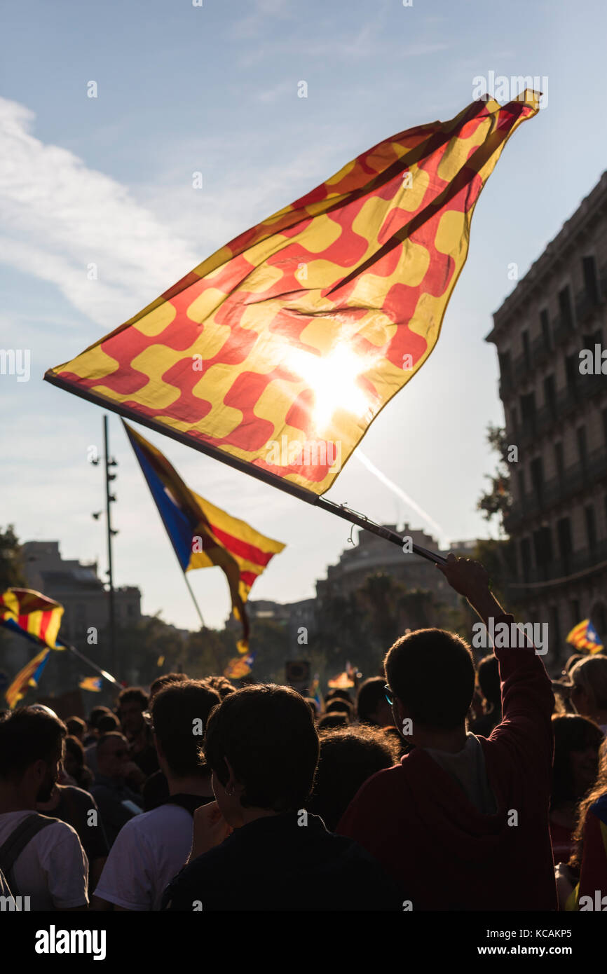 Barcellona, Spagna. 3° ott 2017. catalonia referendum. nazionalista spagnolo persone che protestano contro gli incidenti ultimo del referendum giorno. Credito: David ortega baglietto/alamy live news Foto Stock