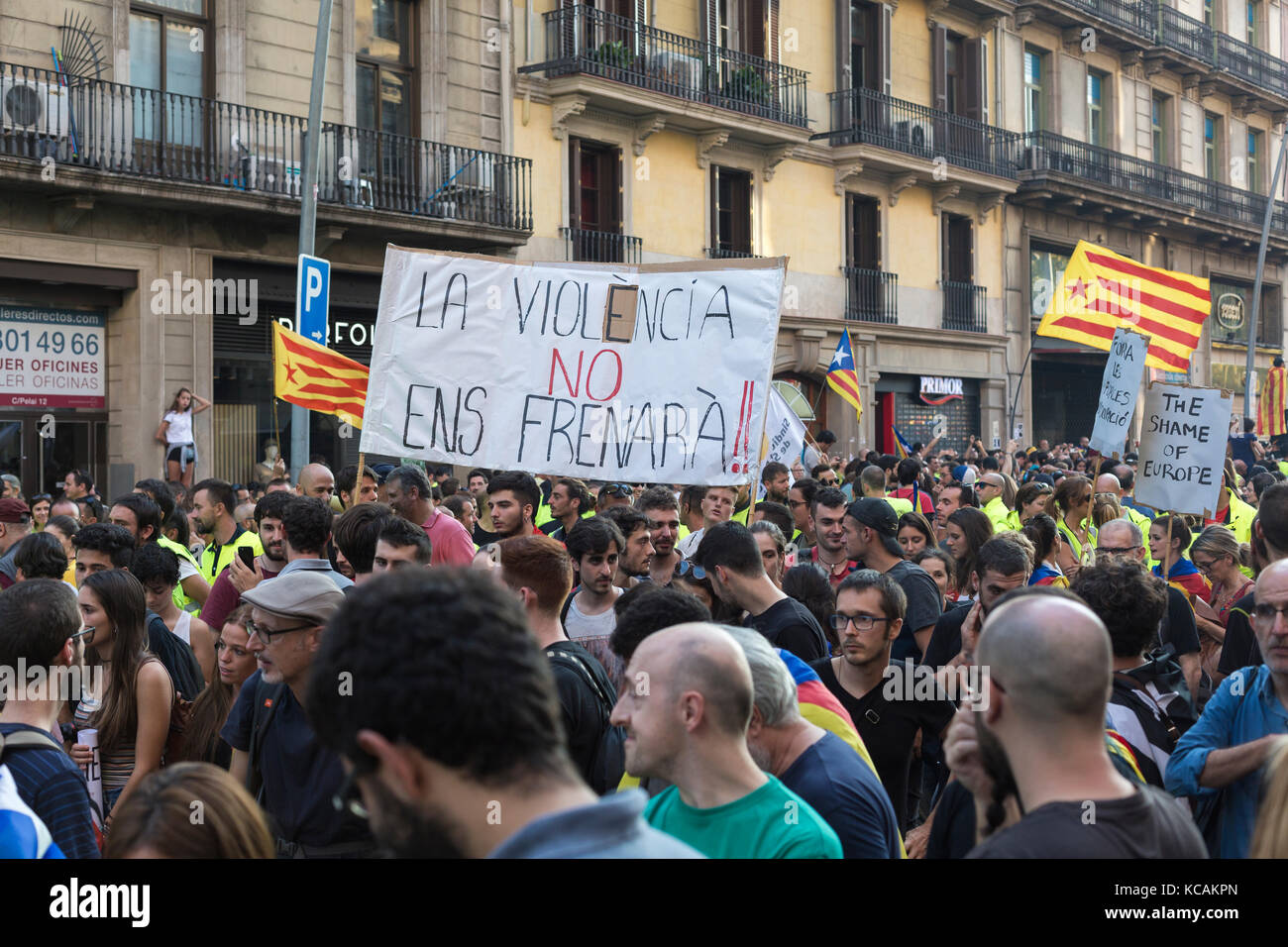 Barcellona, Spagna. 3° ott 2017. catalonia referendum. nazionalista spagnolo persone che protestano contro gli incidenti ultimo del referendum giorno. Credito: David ortega baglietto/alamy live news Foto Stock