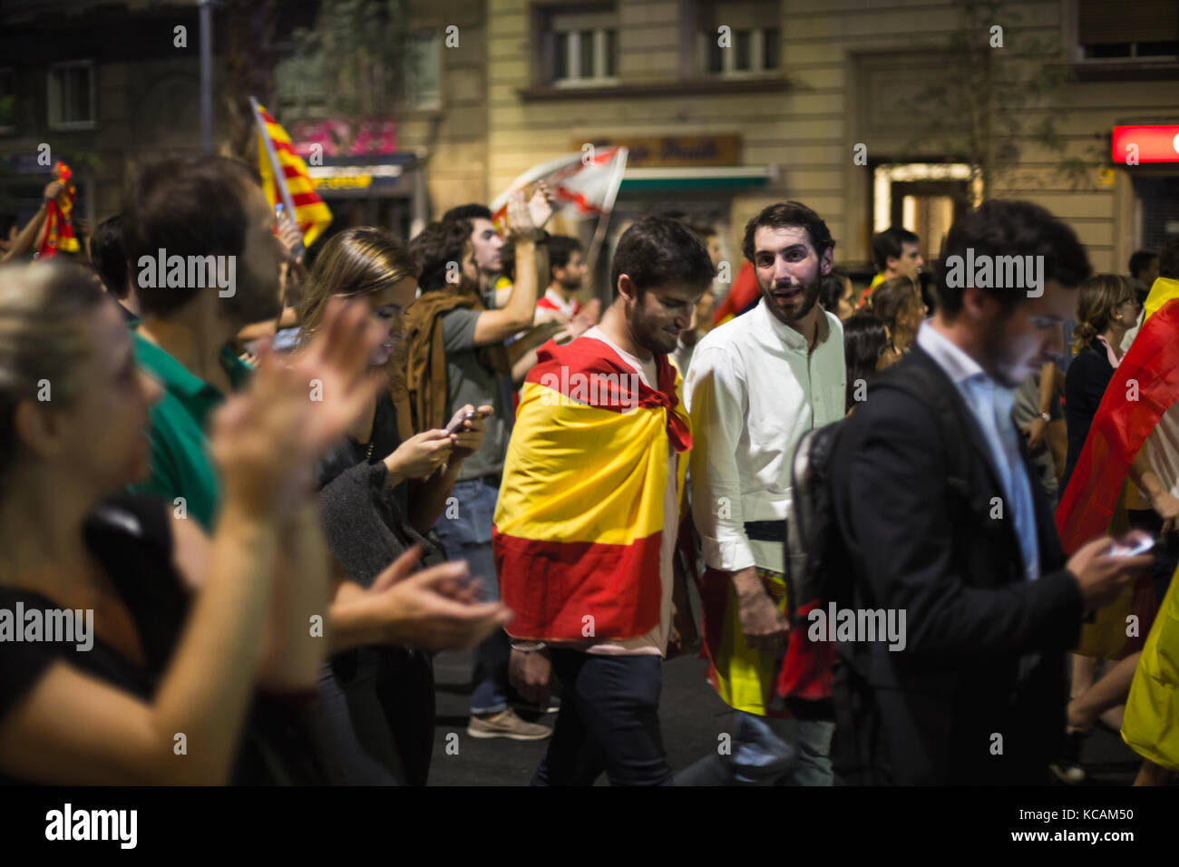 Barcellona, Spagna. 3° ott 2017. catalonia referendum. nazionalista spagnolo persone che protestano contro gli incidenti ultimo del referendum giorno. Credito: David ortega baglietto/alamy live news Foto Stock