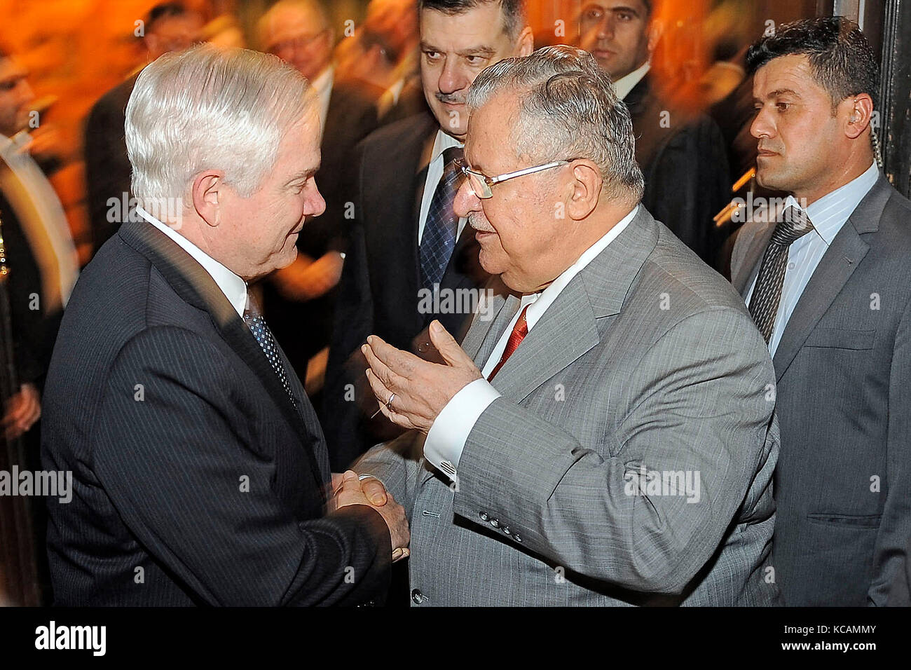 Il Segretario della Difesa degli Stati Uniti Robert M. Gates, a sinistra, parla con il Presidente Jalal Talabani dell'Iraq al Consiglio della Presidenza Diwan a Baghdad, Iraq 10 dicembre 2009. Il Segretario Gates è sul suo primo viaggio di ritorno a sud-ovest dell'asia dopo che il Presidente Obama ha accettato di inviare altre 30.000 truppe in Afghanistan. Credito obbligatorio: Jerry Morrison/DoD tramite CNP /MediaPunch Foto Stock