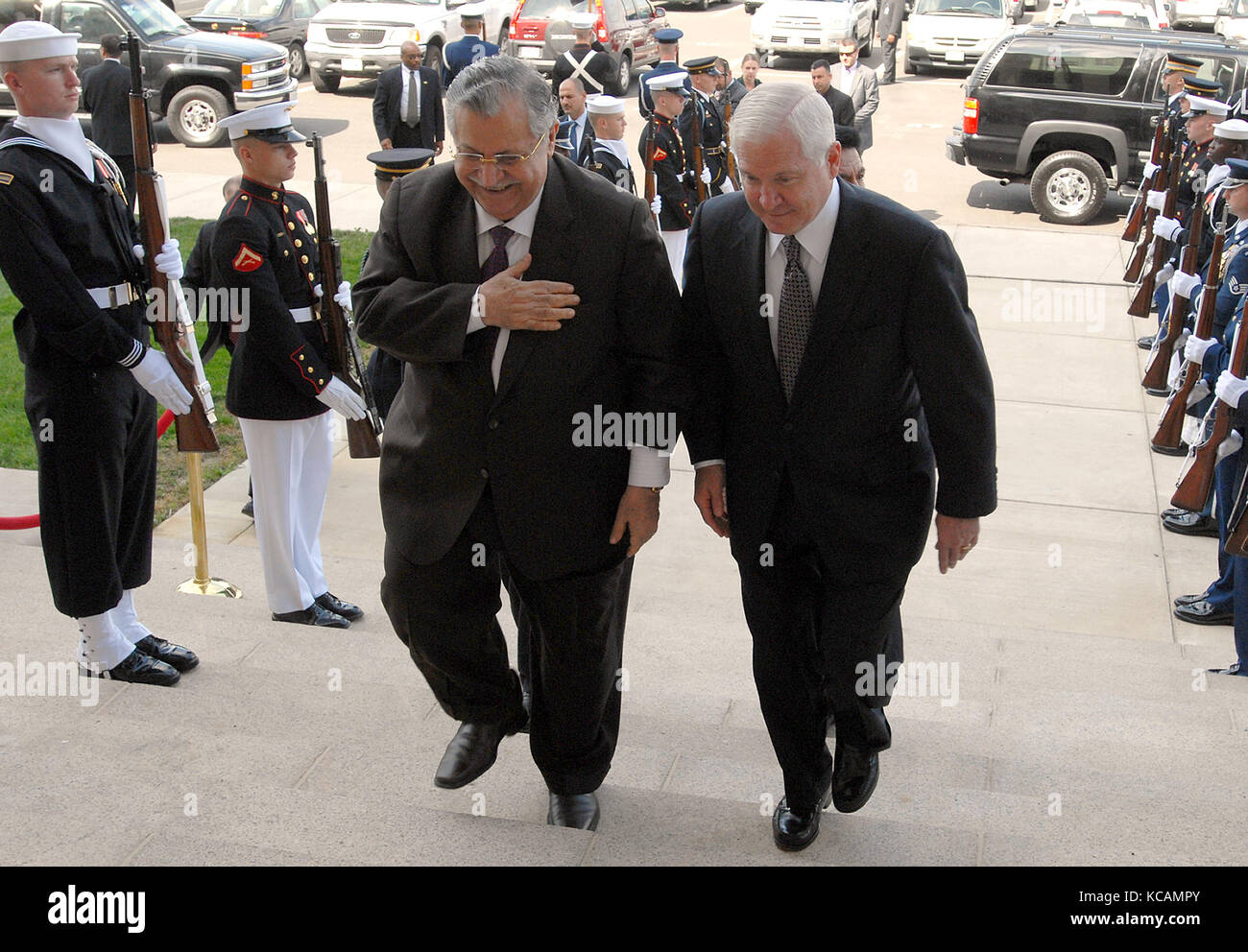 Washington, DC - 1 ottobre 2007 -- il Segretario della Difesa degli Stati Uniti Robert M. Gates (a destra) scortano il Presidente Jalal Talabani dell'Iraq attraverso un cordone di guardie d'onore e nel Pentagono, Lunedi, 1 ottobre 2007. Credito: Molly A. Burgess - DoD via CNP /MediaPunch Foto Stock