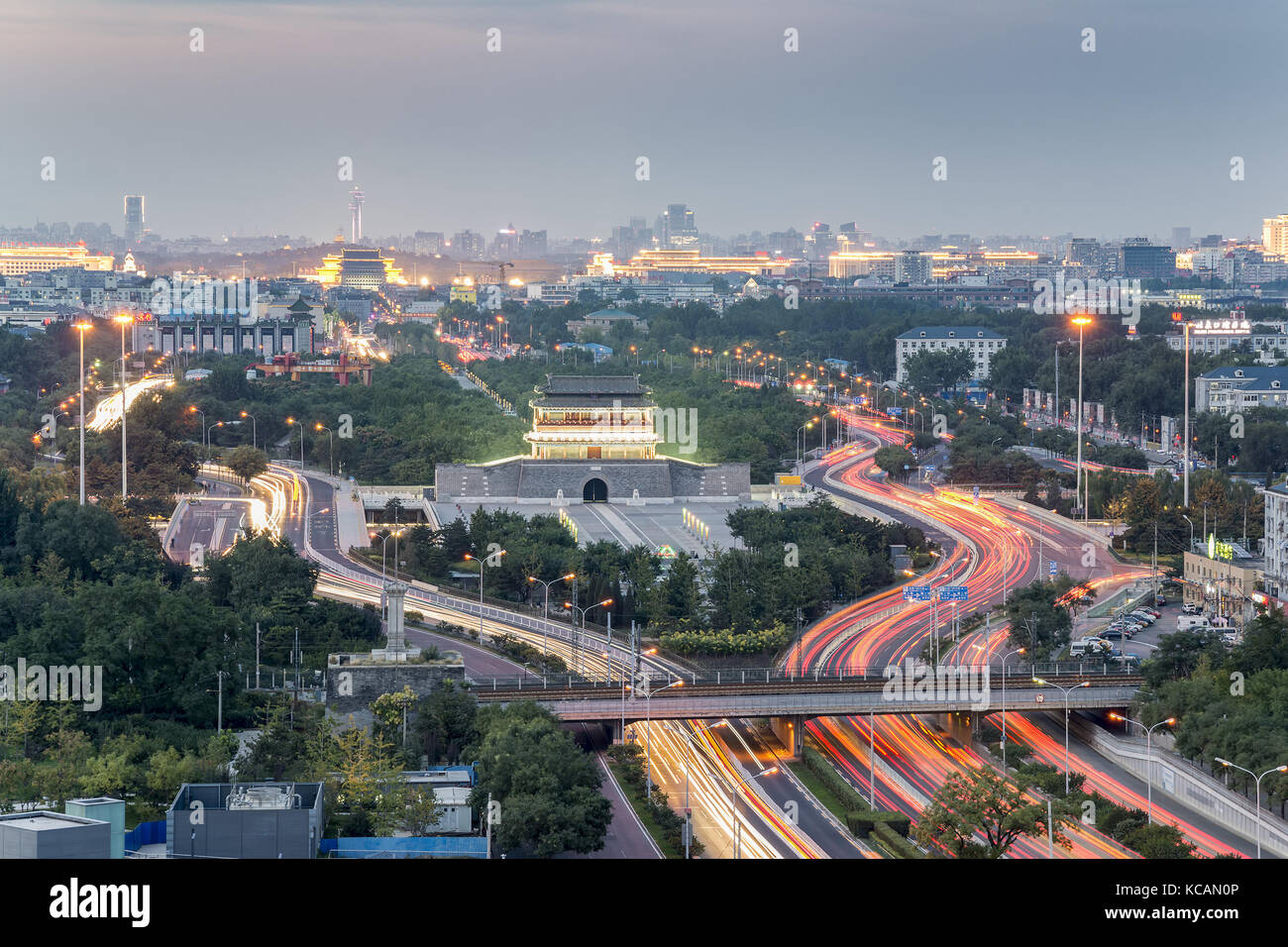 Beijing, Pechino, Cina. 3° ott 2017. Pechino, Cina-3a ottobre 2017: (solo uso editoriale. Cina fuori) illuminazione mostra di yongdingmen cancello durante la giornata nazionale di Pechino.yongdingmen era il primo cancello anteriore della città esterna di Pechino la città vecchia parete. Costruito originariamente nel 1553 durante la Dinastia Ming, è stato demolito negli anni cinquanta per far posto al nuovo sistema stradale a Pechino. Nel 2005, il yongdingmen venne ricostruita sul sito della vecchia porta della città. Credito: sipa asia/zuma filo/alamy live news Foto Stock