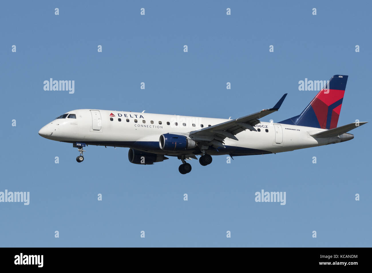 Richmond, British Columbia, Canada. 2 ottobre, 2017. un collegamento delta Embraer 175 ( erj-170-200lr) stretto in corpo unico regionale del corridoio aereo jet sull approccio finale per l'atterraggio. L'aereo di linea è di proprietà e gestito da compass airlines sotto contratto con Delta Air Lines. Credito: bayne stanley/zuma filo/alamy live news Foto Stock