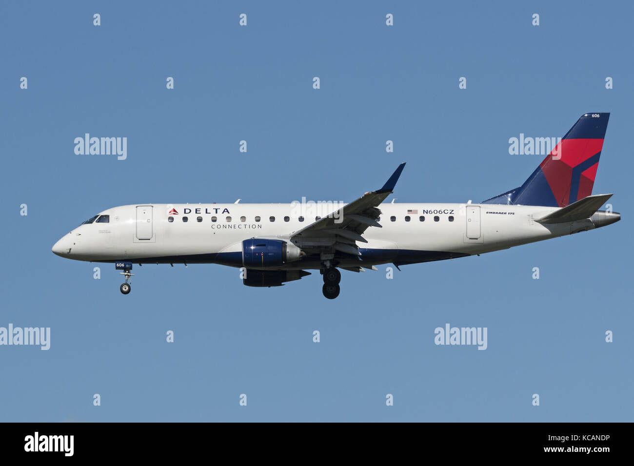 Richmond, British Columbia, Canada. 2 ottobre, 2017. un collegamento delta Embraer 175 ( erj-170-200lr) stretto in corpo unico regionale del corridoio aereo jet sull approccio finale per l'atterraggio. L'aereo di linea è di proprietà e gestito da compass airlines sotto contratto con Delta Air Lines. Credito: bayne stanley/zuma filo/alamy live news Foto Stock