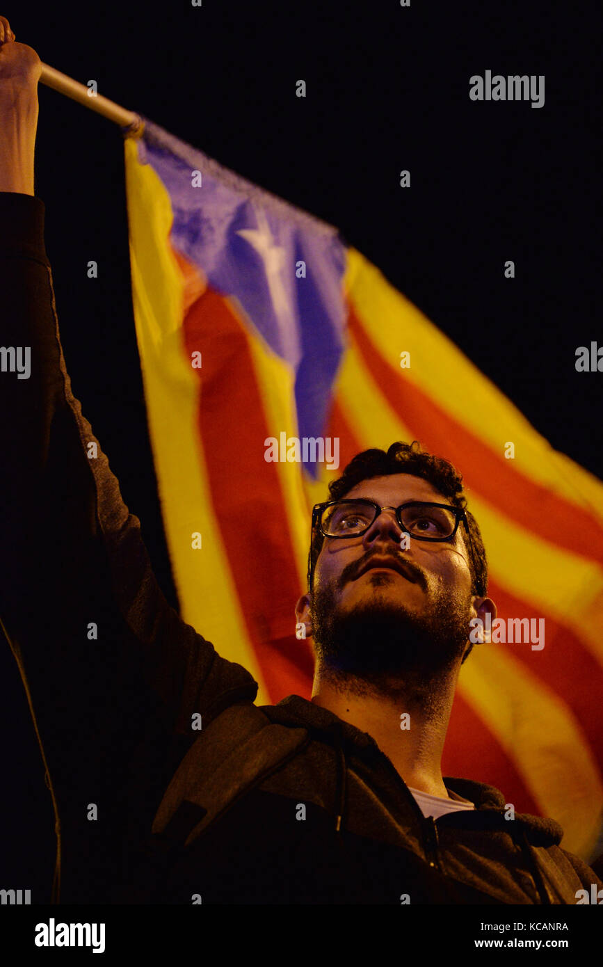 Barcellona, Spagna. 3 ottobre. un dimostratore detiene un independentist bandiera catalana durante la protesta contro il governo spagnolo e il comportamento della polizia nazionale durante il referendum catalano, il 1 ottobre, durante lo sciopero generale che è stata ampiamente seguita. Credito: laia ros padulles/alamy live news Foto Stock