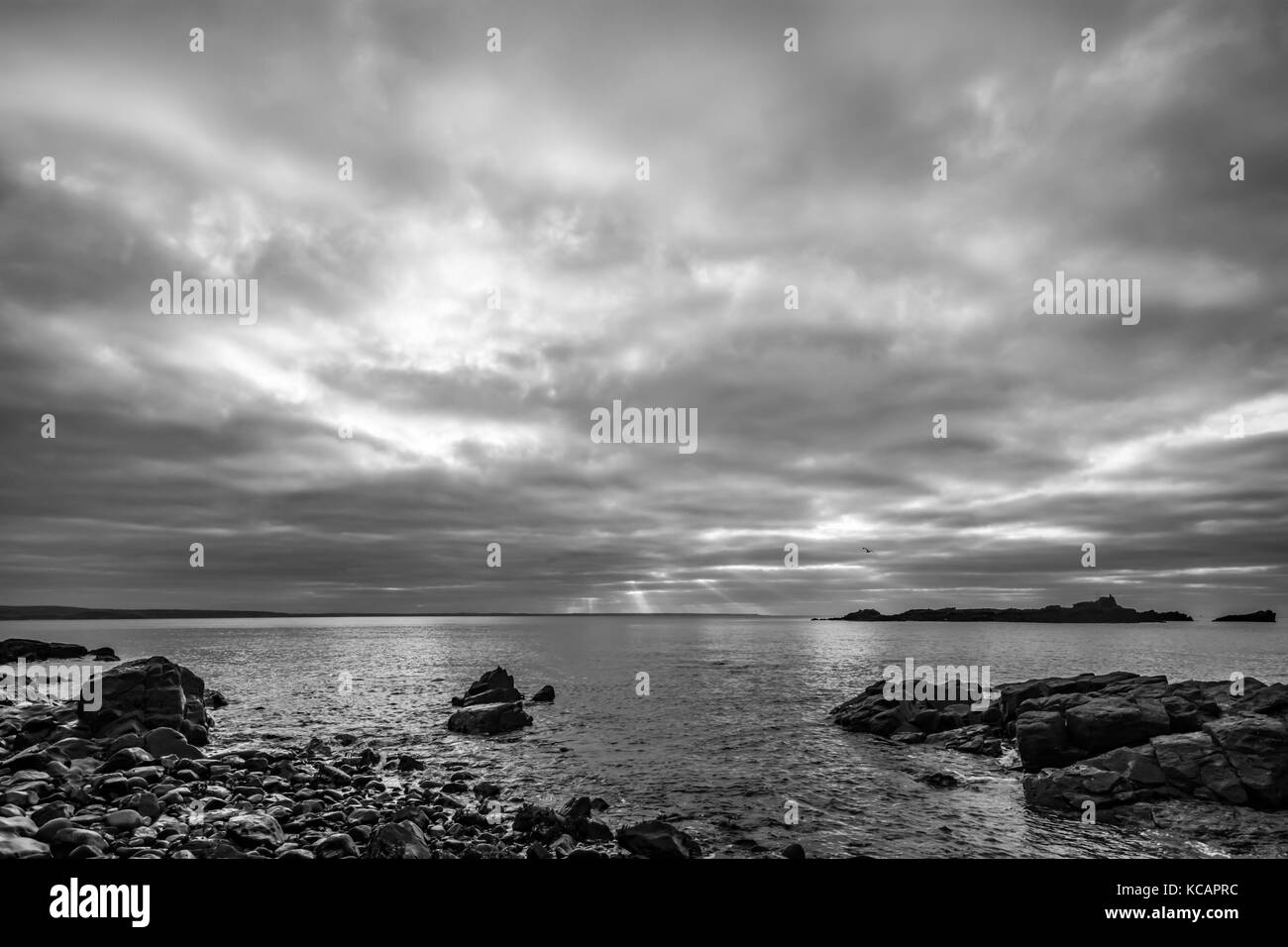 Mousehole, Cornwall, Regno Unito. Il 4 ottobre 2017. Regno Unito Meteo. Il sole stava cercando di rompere attraverso la mattina presto di nuvole a Mousehole oggi. Credito: Simon Maycock/Alamy Live News Foto Stock