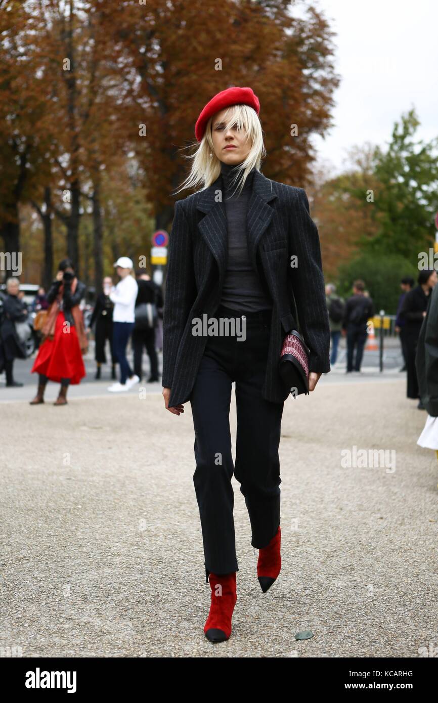 Blogger linda tol che pongono al di fuori della pista sacai mostra durante la settimana della moda di Parigi - Ott 2, 2017 - foto: pista manhattan/valentina ranieri ***per solo uso editoriale*** | Utilizzo di tutto il mondo Foto Stock