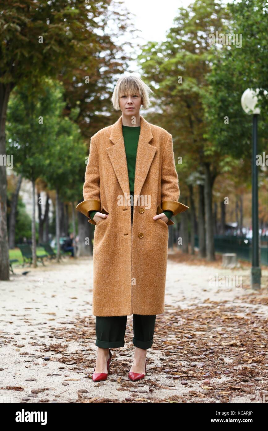 La designer Vika Gazinskaya posa fuori dalla sfilata Sacai durante la settimana della moda di Parigi - 2 ottobre 2017 - foto: Runway Manhattan/Valentina Ranieri ***solo per uso editoriale*** | uso in tutto il mondo Foto Stock