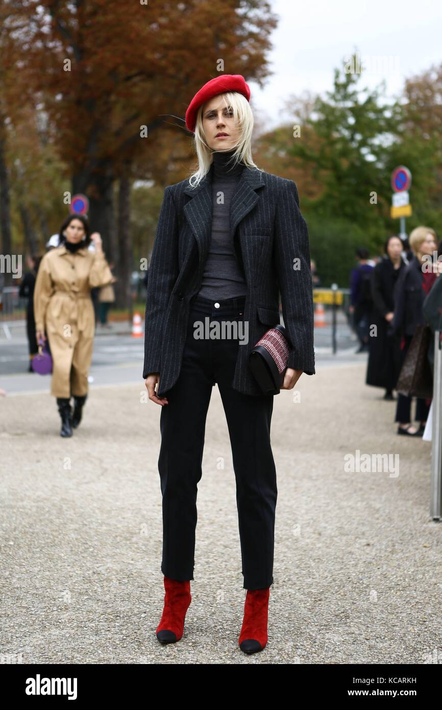 Blogger linda tol che pongono al di fuori della pista sacai mostra durante la settimana della moda di Parigi - Ott 2, 2017 - foto: pista manhattan/valentina ranieri ***per solo uso editoriale*** | Utilizzo di tutto il mondo Foto Stock