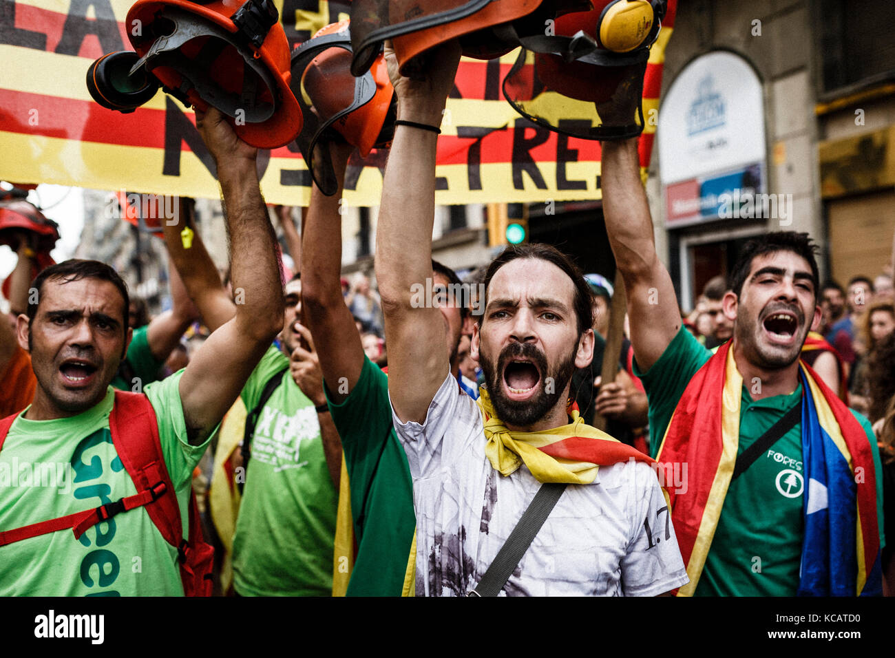 Barcellona, Spagna. 3 ottobre 2017. Manifestanti per le strade durante uno sciopero generale a Barcellona, in Spagna, 3 ottobre 2017. Manifestazione massiccia e pacifica contro le violenze applicate dal corpo di sicurezza dello Stato della polizia e della Guardia civile il 1 ottobre 2017 con il voto del popolo catalano per l'indipendenza della Catalogna. Foto Stock