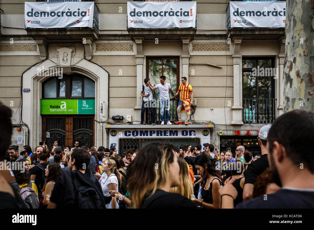 Barcellona, Spagna. 3 ottobre 2017. Manifestanti per le strade durante uno sciopero generale a Barcellona, in Spagna, 3 ottobre 2017. Manifestazione massiccia e pacifica contro le violenze applicate dal corpo di sicurezza dello Stato della polizia e della Guardia civile il 1 ottobre 2017 con il voto del popolo catalano per l'indipendenza della Catalogna. Foto Stock
