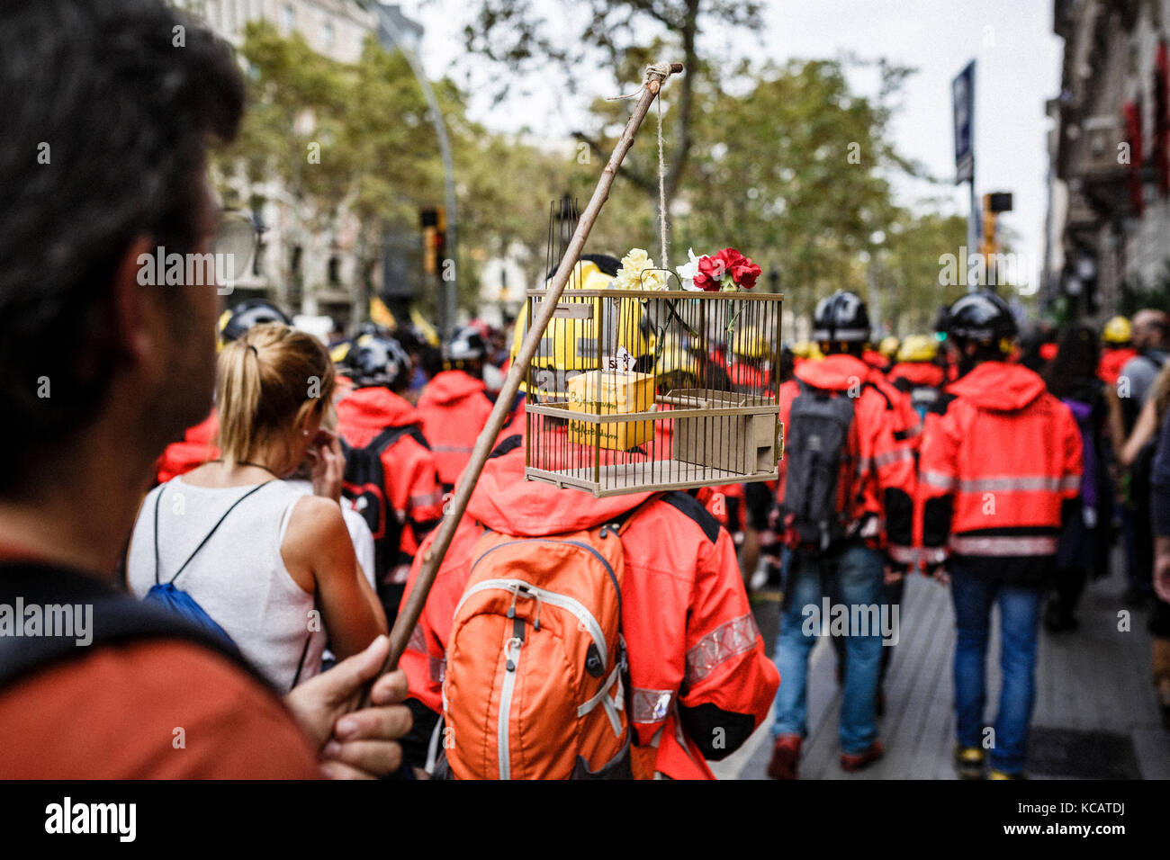 Barcellona, Spagna. 3 ottobre 2017. Manifestanti per le strade durante uno sciopero generale a Barcellona, in Spagna, 3 ottobre 2017. Manifestazione massiccia e pacifica contro le violenze applicate dal corpo di sicurezza dello Stato della polizia e della Guardia civile il 1 ottobre 2017 con il voto del popolo catalano per l'indipendenza della Catalogna. Foto Stock