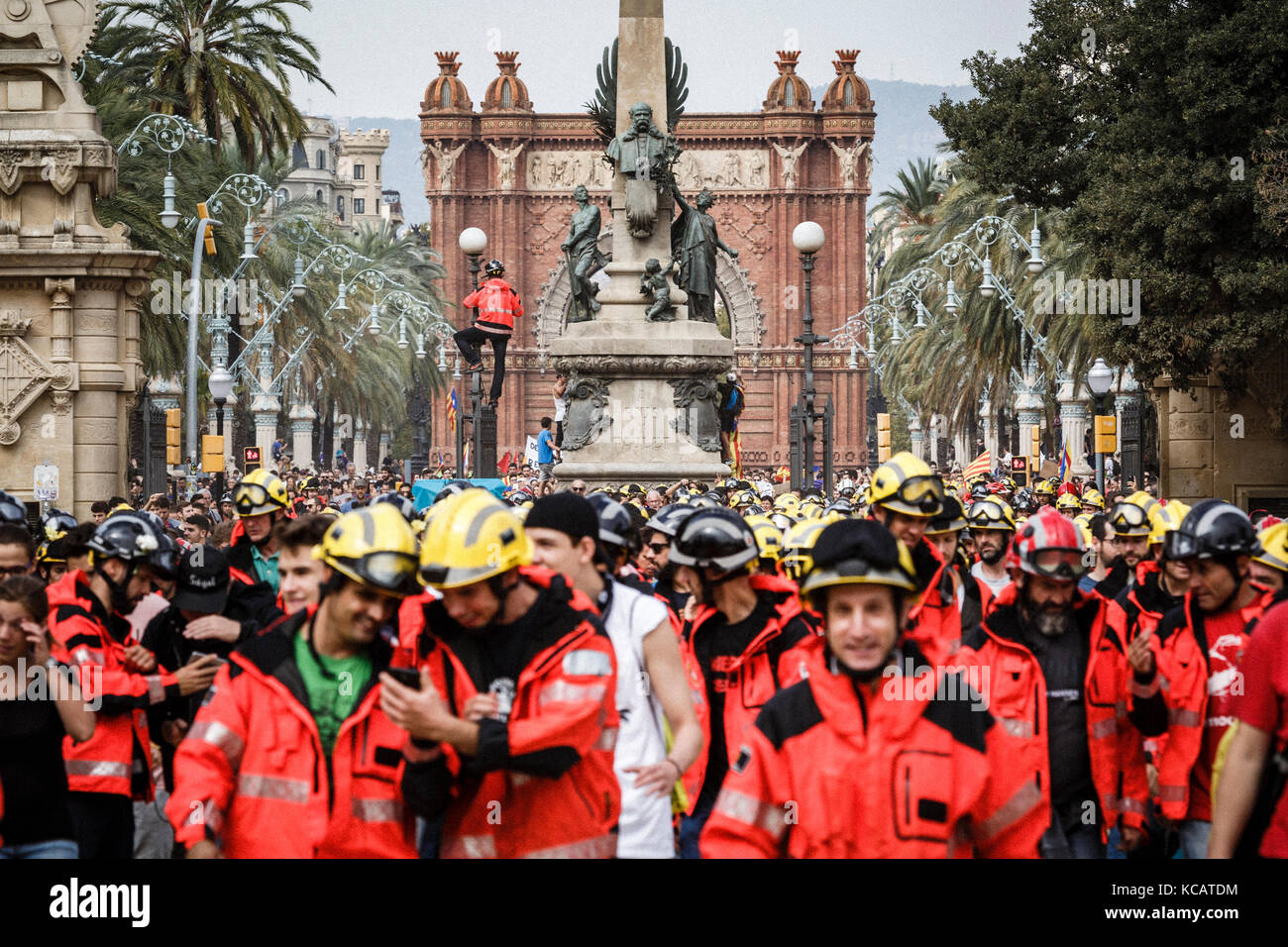 Barcellona, Spagna. 3 ottobre 2017. Manifestanti per le strade durante uno sciopero generale a Barcellona, in Spagna, 3 ottobre 2017. Manifestazione massiccia e pacifica contro le violenze applicate dal corpo di sicurezza dello Stato della polizia e della Guardia civile il 1 ottobre 2017 con il voto del popolo catalano per l'indipendenza della Catalogna. Foto Stock