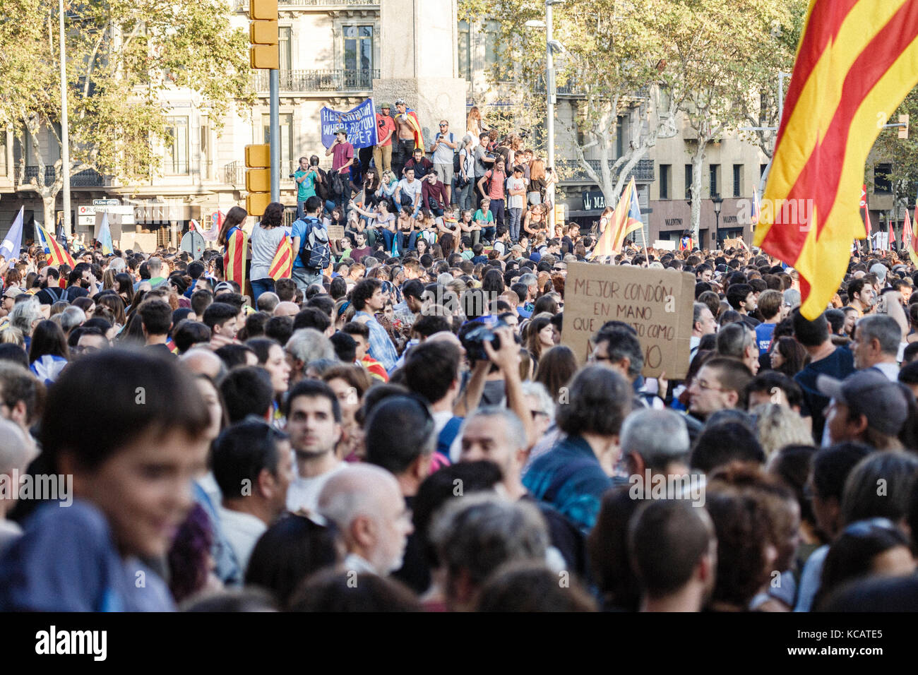 Barcellona, Spagna. 3 ottobre 2017. Manifestanti per le strade durante uno sciopero generale a Barcellona, in Spagna, 3 ottobre 2017. Manifestazione massiccia e pacifica contro le violenze applicate dal corpo di sicurezza dello Stato della polizia e della Guardia civile il 1 ottobre 2017 con il voto del popolo catalano per l'indipendenza della Catalogna. Foto Stock