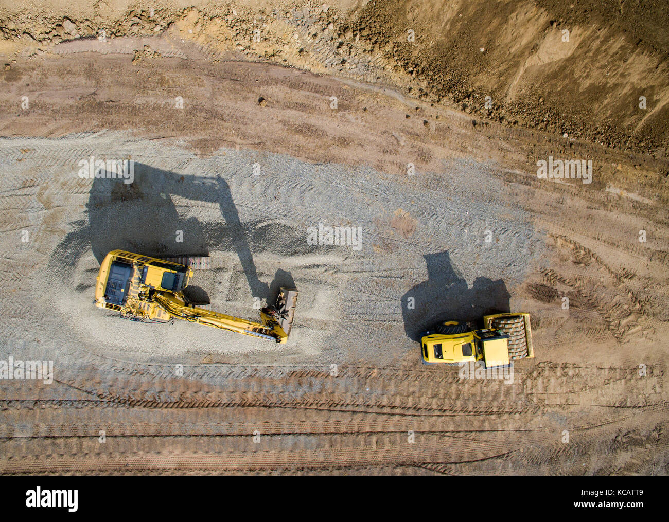 Borna, Germania. 21 settembre 2017. Una scavatrice e un rullo a zampa di montone nel cantiere per la futura autostrada Autobahn A72, vicino a Borna, Germania, 21 settembre 2017. L'ultimo tratto dell'autostrada tra Lipsia e Chemnitz è attualmente in costruzione (foto aerea scattata con un drone) credito: Jan Woitas/dpa-Zentralbild/dpa/Alamy Live News Foto Stock