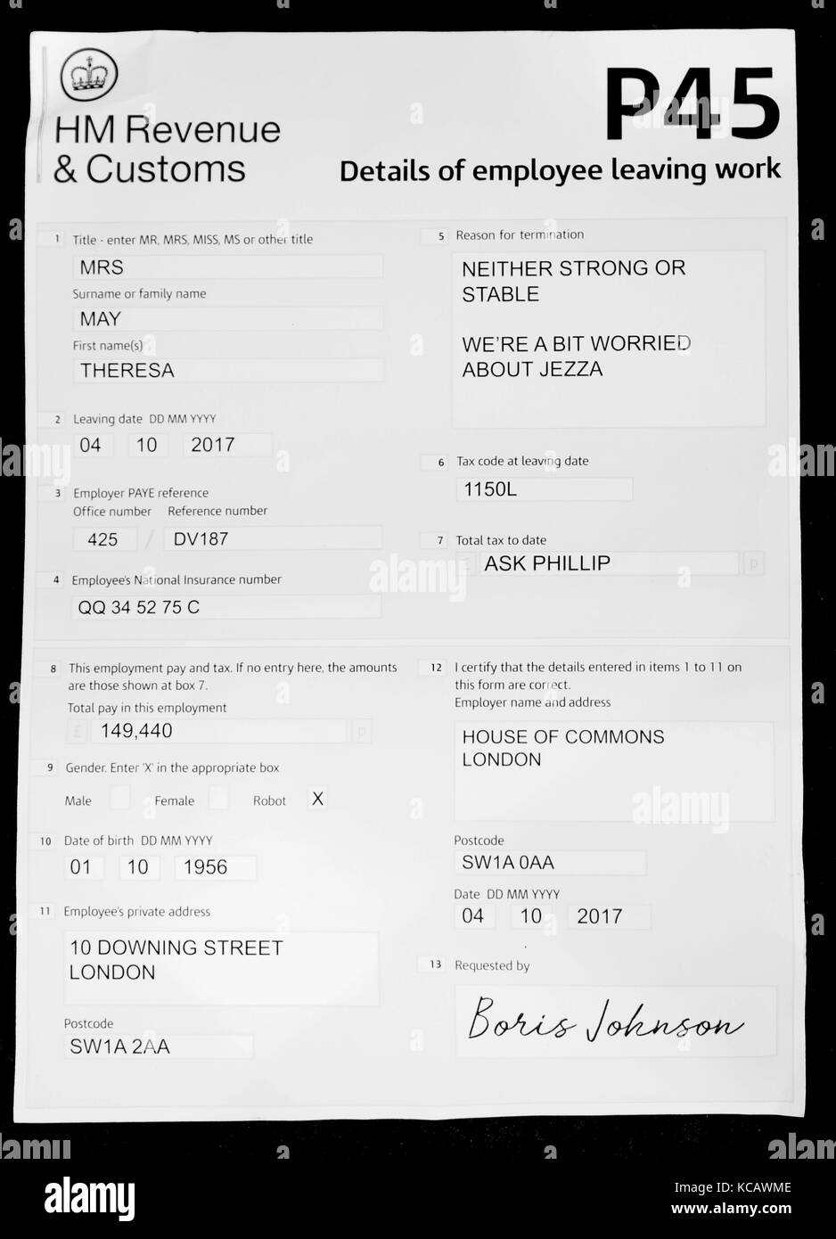 Mock Up Of Theresa May P45 Di Comen Simon Brodkin Aka &Quot;Lee Nelson&Quot; Conservation Party Conference 2017 Manchester Central, Manchester, Inghilterra 04 Ottobre 2017 The Conservative Party Conference 2017 At Manchester Central, Manchester, England Credit: Allstar Picture Library/Alamy Live News Foto Stock