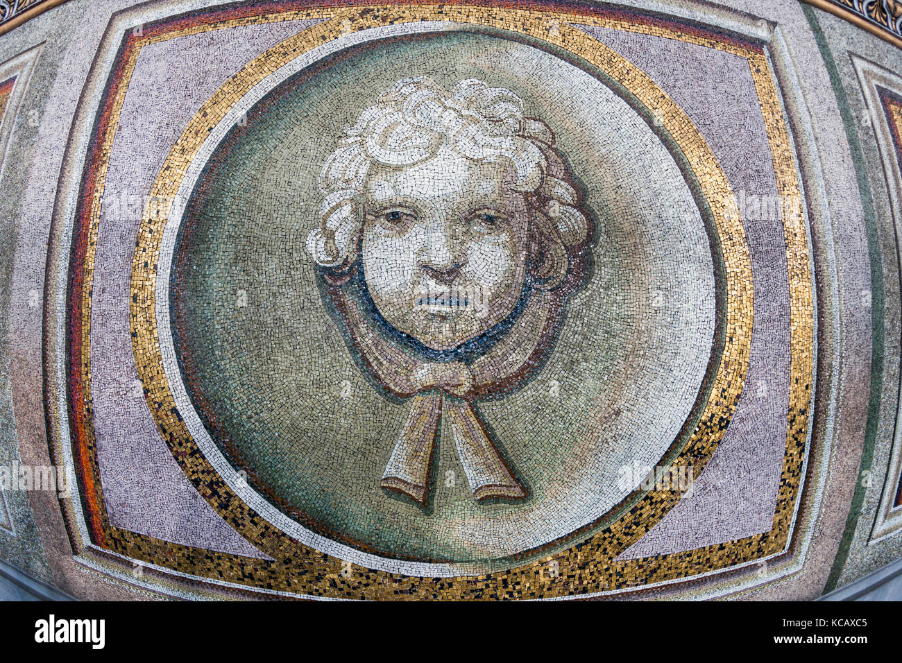 Mosaico su parete circondante la cupola della basilica di san Pietro nella Città del Vaticano a Roma. Foto Stock