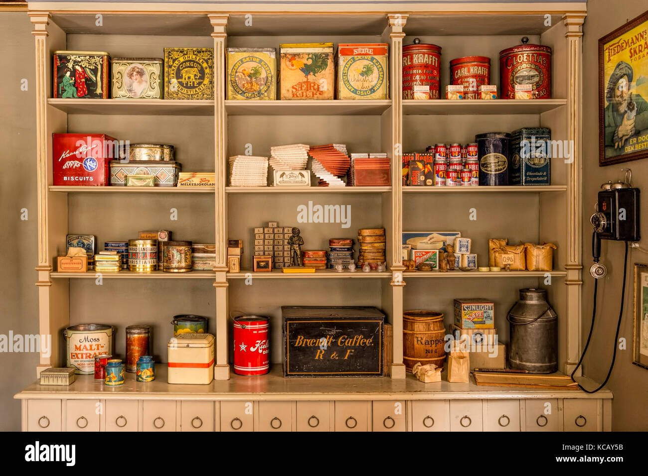 Il negozio di alimentari in NORSK FOLKEMUSEUM, Bygdøy, Oslo, Norvegia: Vintage interno con prodotti da tempi passati. Foto Stock