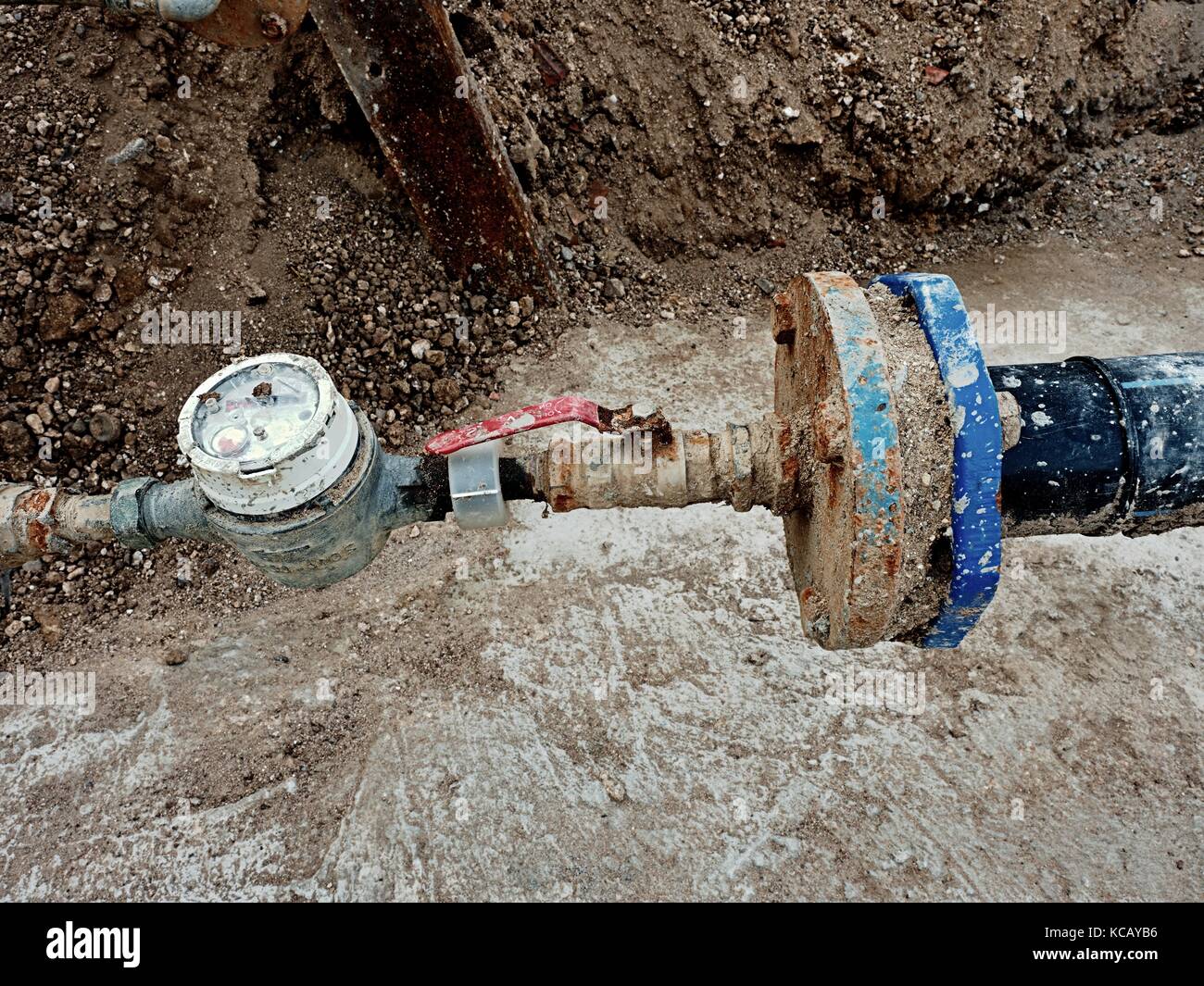 Drink di vecchia tubazione waser, densimetro e la valvola di arresto sul tubo di plastica. La riparazione di bere acqua sistema. Aprire fossa di scavo. extreme re di corrosio Foto Stock