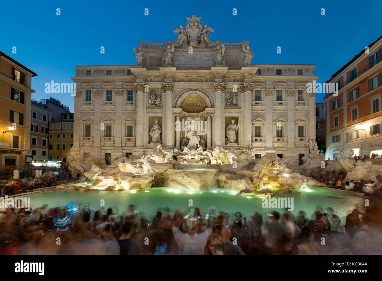 I turisti e la fontana di Trevi (Fontana di Trevi a Roma al tramonto. Foto Stock