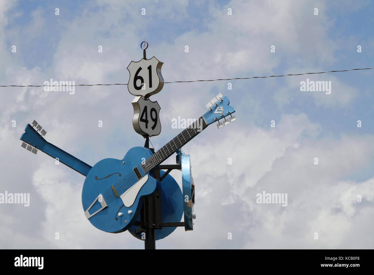 CLARKSDALE, MISSISSIPPI, 8 maggio 2015 : le chitarre mostrano l'incrocio tra la US 61 e la US 49 a Clarksdale, spesso designato come il famoso crocevia dove, acc Foto Stock