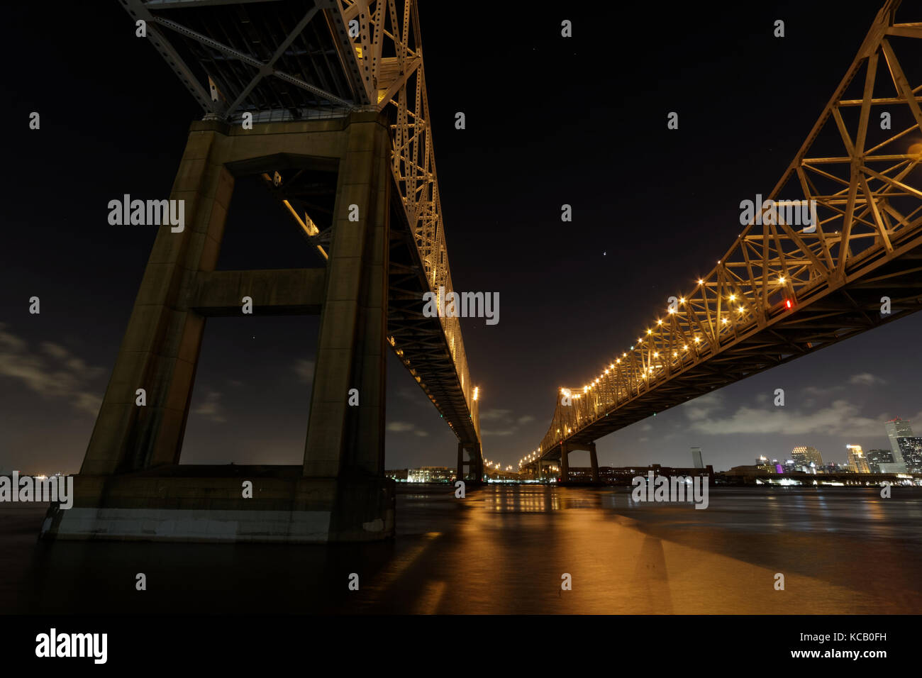 Il Crescent City Connection Bridge sul fiume Mississippi Foto Stock