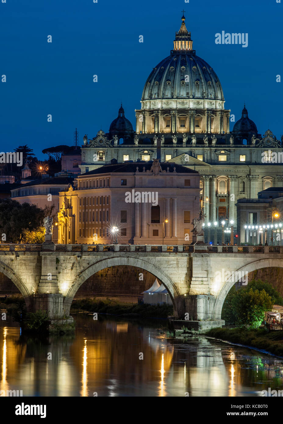 Vista del tramonto della cupola della Basilica di San Pietro, Ponte Sant'Angelo e il fiume Tevere a Roma. Foto Stock