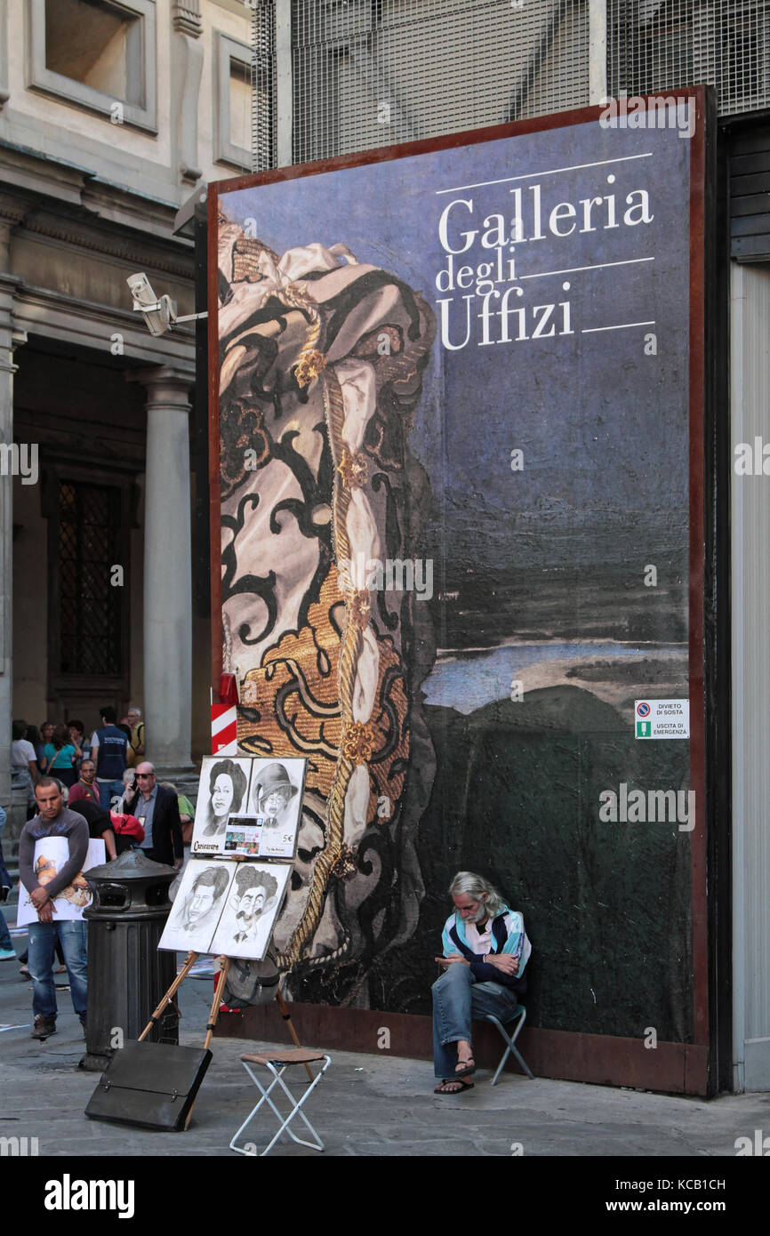 FIRENZE, ITALIA, 12 settembre 2015 : Pittore di fronte al Museo. Firenze è considerata il luogo di nascita del Rinascimento e attrae i turisti o Foto Stock