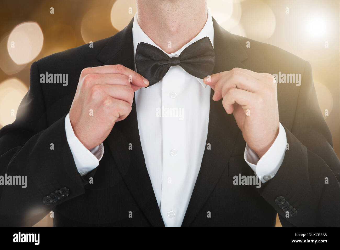 Close-up di un uomo in un tailcoat con un filtro bow tie Foto Stock
