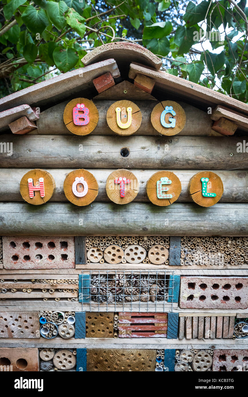 Un bug hotel in un giardino comunale Foto Stock