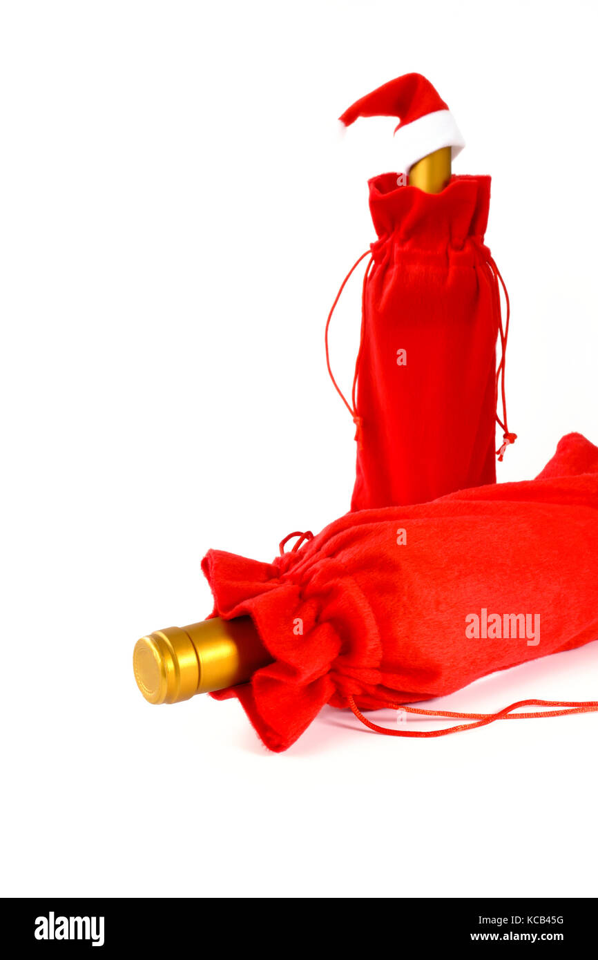 Due bottiglie di vino in fatti a mano in velluto rosso di natale bottiglia di vino sacchi su sfondo bianco. Foto Stock