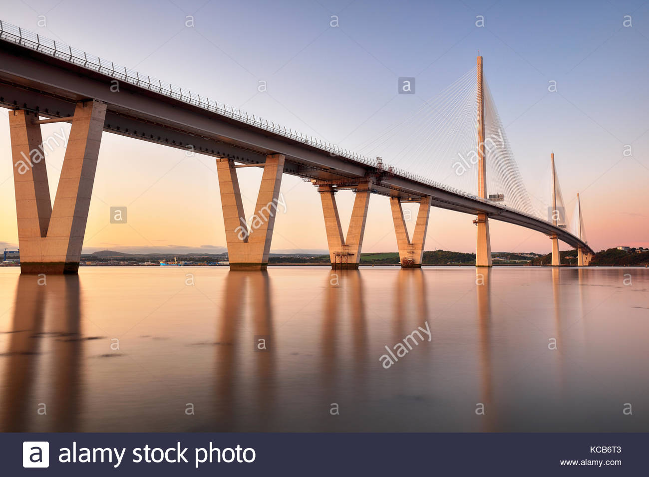 Riflessioni del nuovo Queensferry attraversando ponte sul Firth of Forth durante il tramonto. Foto Stock