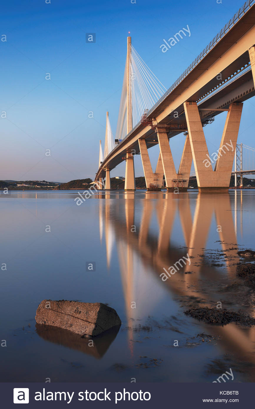 Riflessioni del nuovo Queensferry attraversando ponte sul Firth of Forth Foto Stock