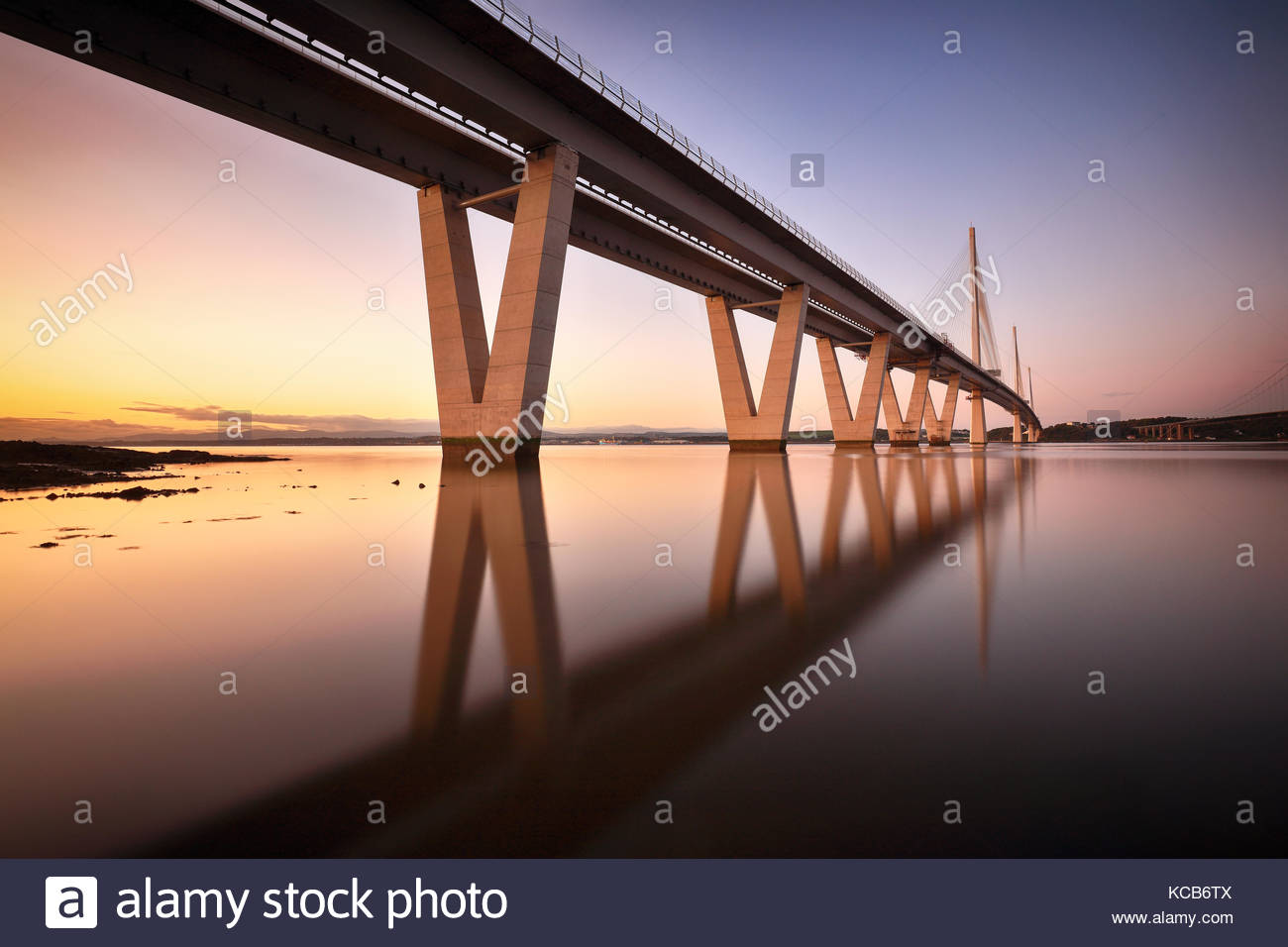 Riflessioni del nuovo Queensferry attraversando ponte sul Firth of Forth durante il tramonto. Foto Stock