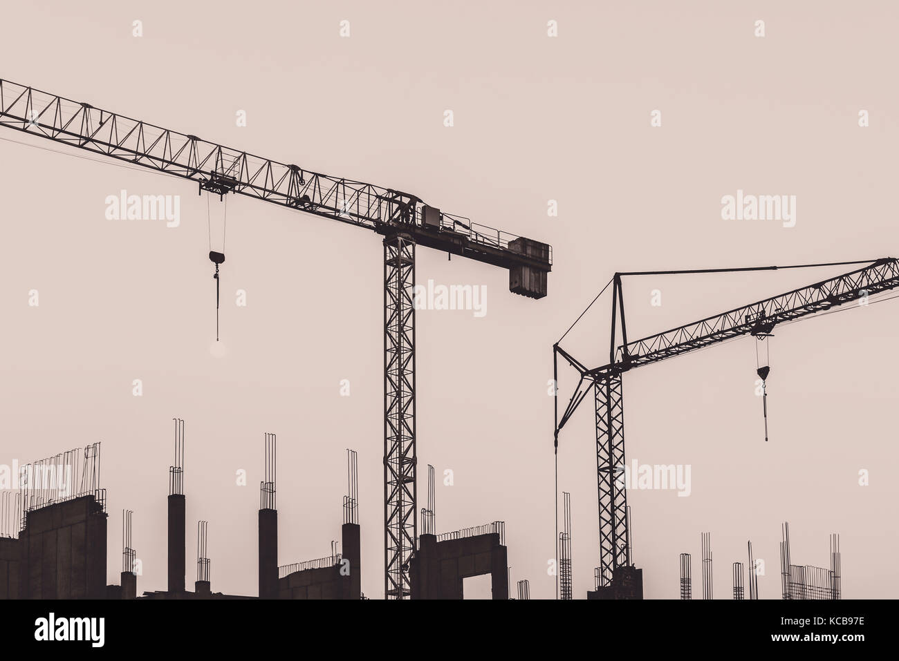 Sito in costruzione con due gru a torre Foto Stock