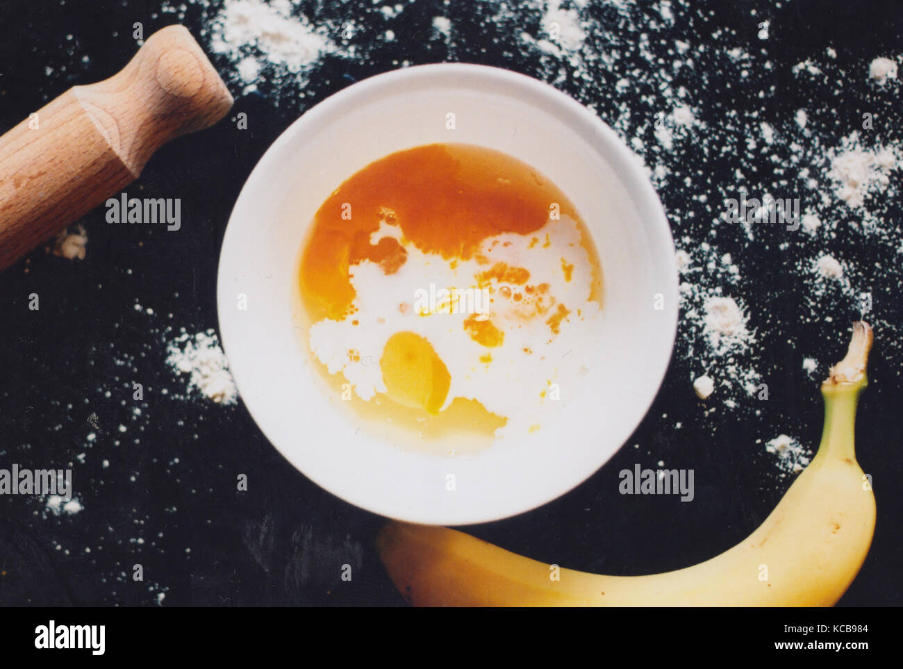 Una snapshot di una sessione di cottura nella cucina pulita facendo pane alla banana prese sulla pellicola di 35mm Foto Stock