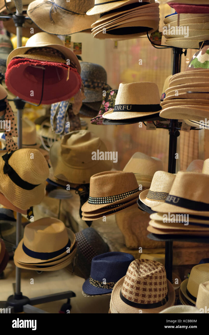 Una selezione di cappelli per vendita a turisti o visitatori souvenir shop  a kassiopi sull'isola greca di Corfù. Vendita di testa ingranaggio per  ombra e raffreddare Foto stock - Alamy