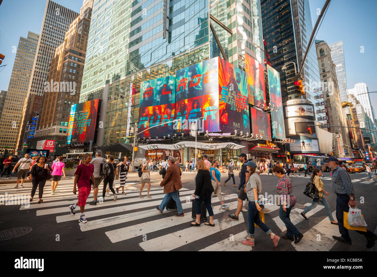 Pubblicità per la warner bros. pictures' "Blade Runner 2049' film è visto in times square a new york il giovedì 28 settembre, 2017. Il film è un sequel del 1982 originale luogo di trenta anni più tardi con Ryan gosling e Harrison Ford, che ha ridiscusso il suo ruolo di ex blade runner Rick Deckard. Il film è prevista per il rilascio del 6 ottobre 2017. (© richard b. levine) Foto Stock