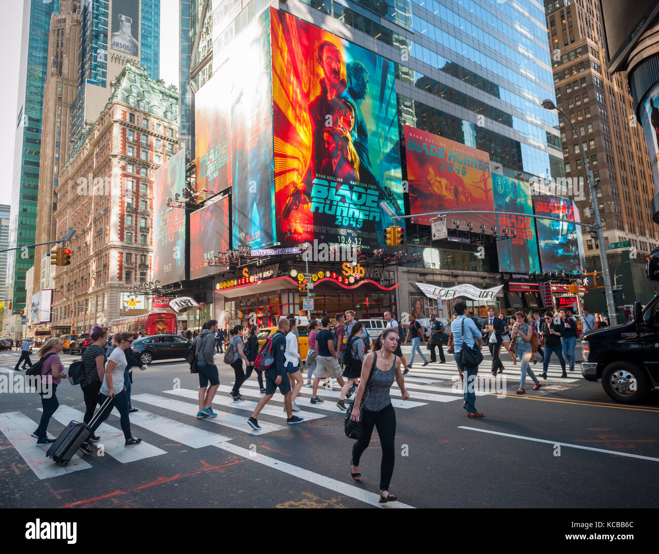 Pubblicità per la warner bros. pictures' "Blade Runner 2049' film è visto in times square a new york il giovedì 28 settembre, 2017. Il film è un sequel del 1982 originale luogo di trenta anni più tardi con Ryan gosling e Harrison Ford, che ha ridiscusso il suo ruolo di ex blade runner Rick Deckard. Il film è prevista per il rilascio del 6 ottobre 2017. (© richard b. levine) Foto Stock