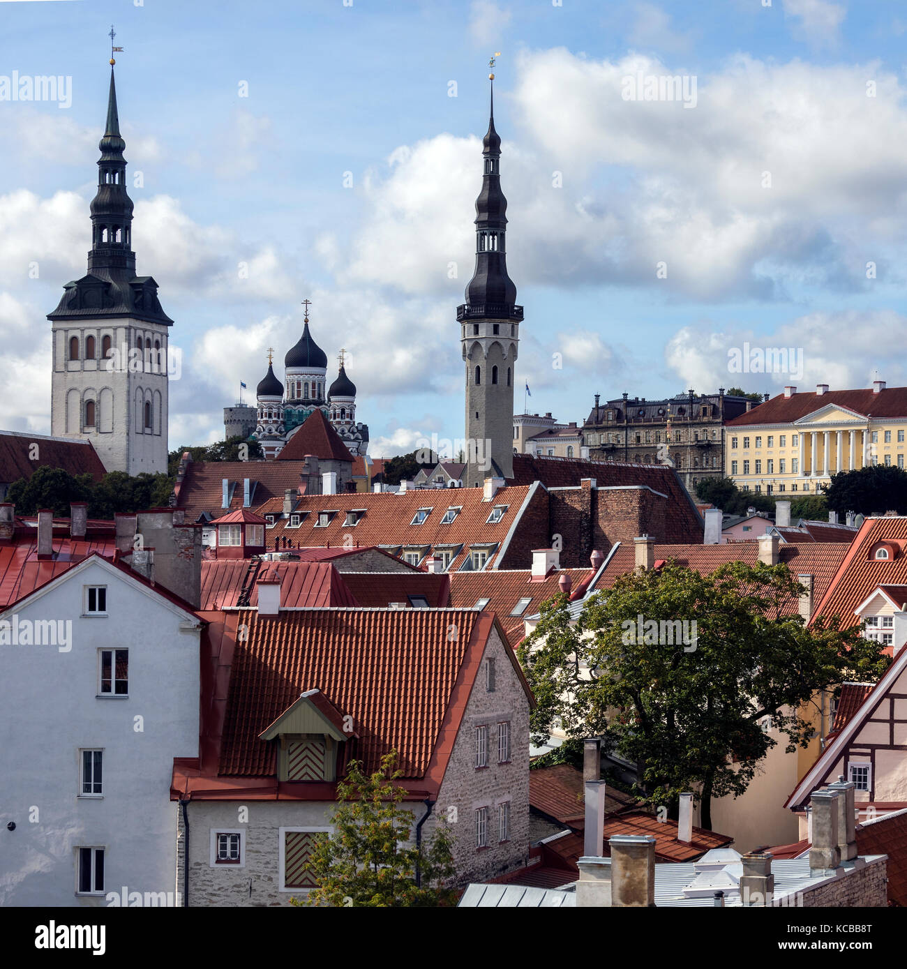 Skyline di Tallinn in Estonia. Le tre chiese sono - la chiesa di San Nicola, la cattedrale Alexander Nevsky e la chiesa di Santo Spirito. Foto Stock