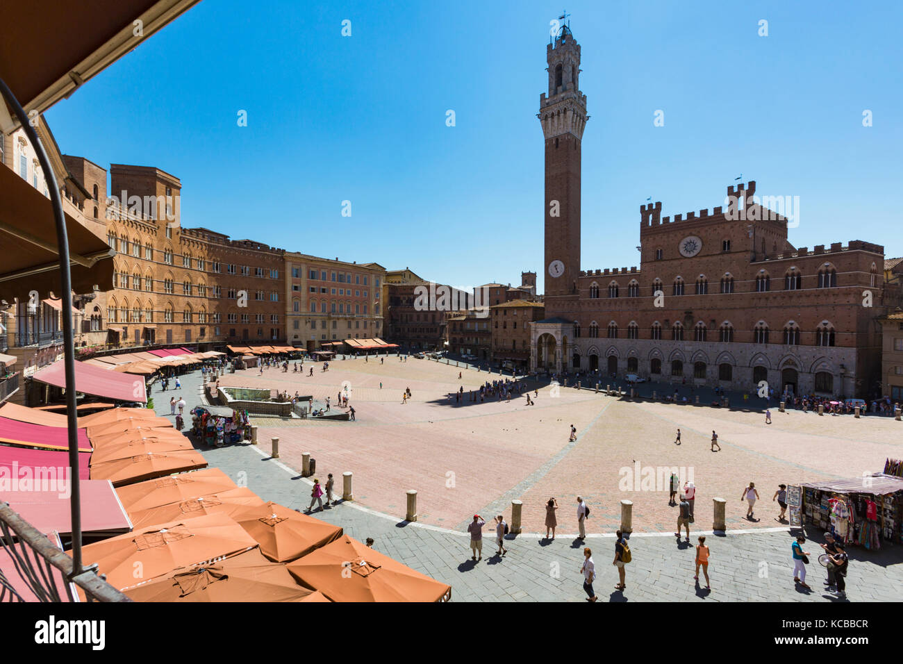 Siena, in provincia di Siena, Toscana, Italia. Il palazzo pubblico con la torre de mangia si vede attraverso la piazza del campo e si trova nel centro storico di siena Foto Stock