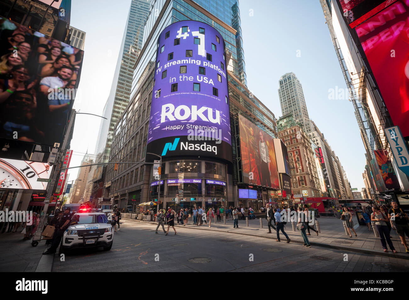 Lo schermo video della borsa americana NASDAQ di new york visualizza  pubblicità per il primo giorno di vendita della roku offerta pubblica  iniziale di giovedì, 28 settembre 2017. roku azioni al prezzo