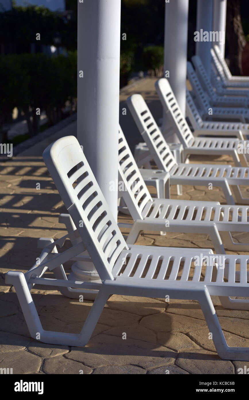 Lettini accanto ad una piscina in Grecia in un hotel. Foto Stock