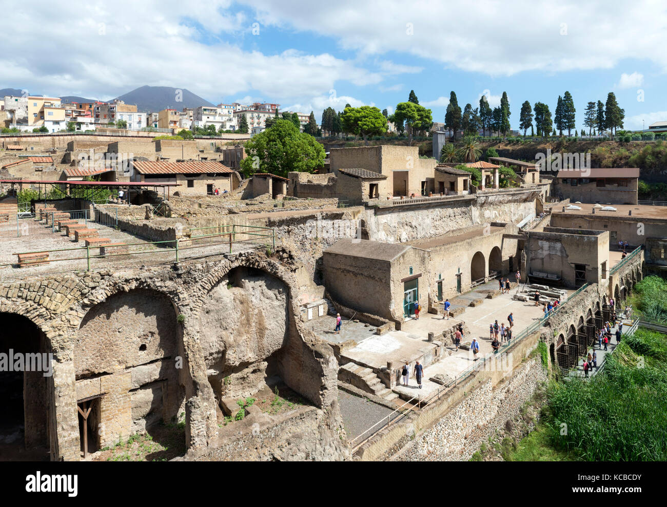 Le rovine romane di Ercolano (Ercolano) con il Vesuvio sullo sfondo, Napoli, campania, Italy Foto Stock