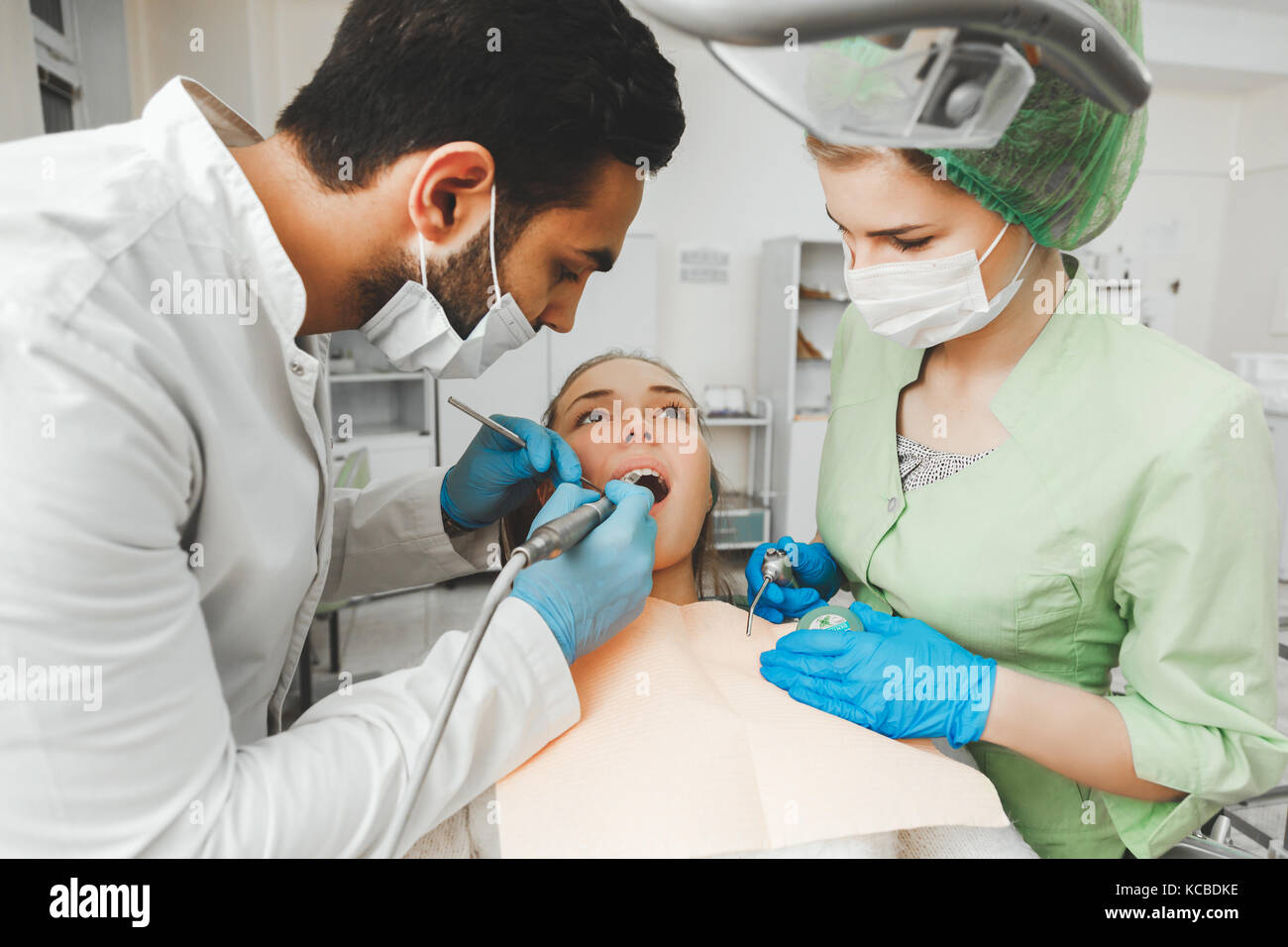 Il giovane talento del dentista arabo e il suo assistente infermiera al lavoro Foto Stock